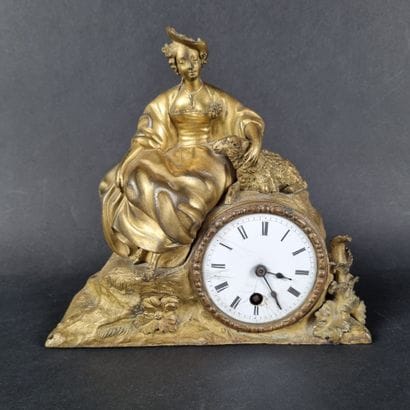 Pendule en bronze doré représentant une femme...