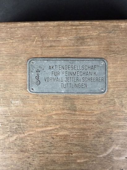 Lot comprenant : 1 boîte en chêne avec plaque...