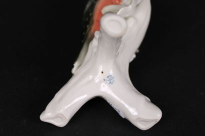 KARL ENS. Pic sur une branche, sujet en porcelaine...