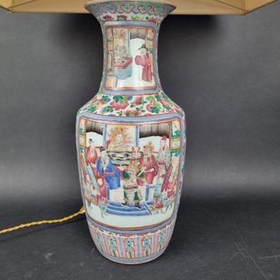 Vase de forme balustre en porcelaine émaillé...