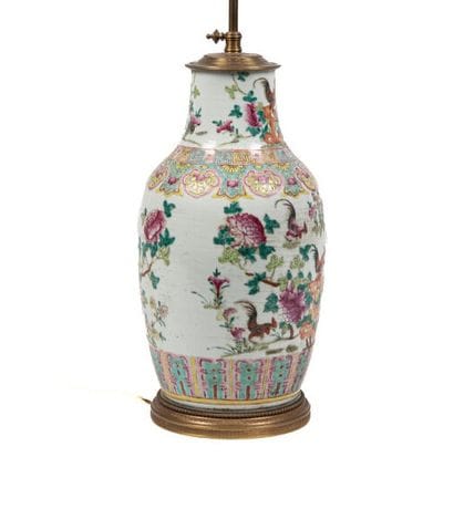 Grand vase en porcelaine polychrome à décor...