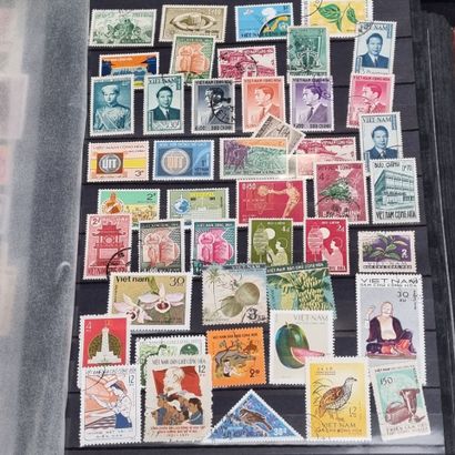 [TIMBRES] Lot de timbres comprenant : 
-...