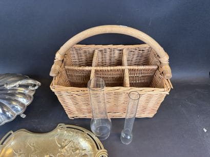 Manette : 1 panier à bouteilles en osier,...