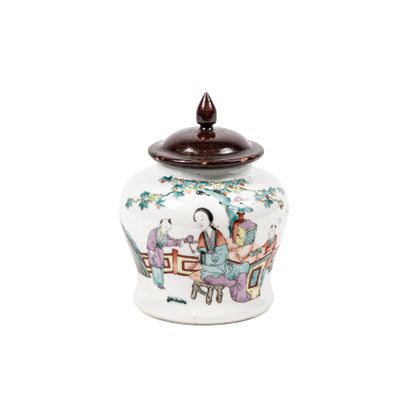 Potiche en porcelaine émaillée polychrome...