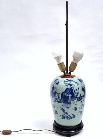 Lampe formée d'un vase en porcelaine émaillée...
