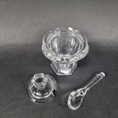 BACCARAT. Moutardier en cristal, avec sa...