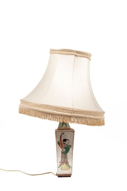 Vase quadrangulaire en porcelaine polychrome...