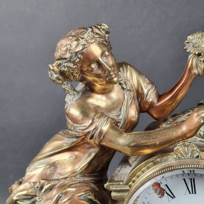 Horloge en bronze doré, représentant une...