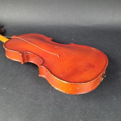 1 violon portant une étiquette 