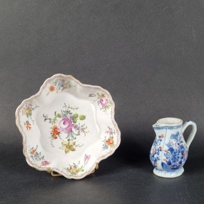 Lot en porcelaine comprenant : 1 petite verseuse...