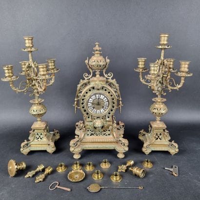 Garniture de cheminée en bronze doré et ciselé...