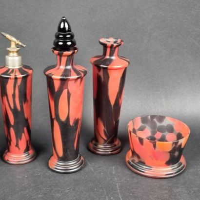 Partie de garniture de toilette comprenant...