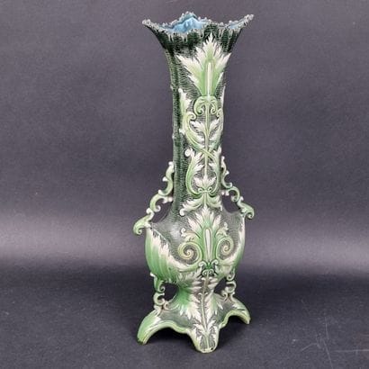 Grand vase en faïence polychrome à décor...