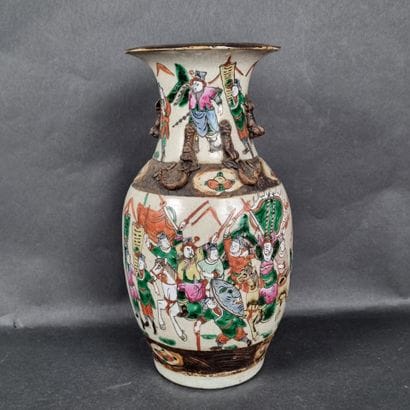 Vase en porcelaine de Nankin, à décor polychrome...