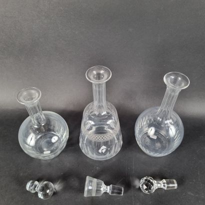 Lot de 3 carafes en cristal taillé et gravé...
