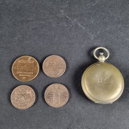 Lot comprenant : 1 boussole de poche WITTNAUER,...