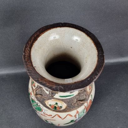 Vase en porcelaine de Nankin, à décor polychrome...
