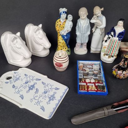 Manette : lot d'objets en carton comprenant...