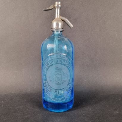 Bouteille siphon en verre bleu marquée 