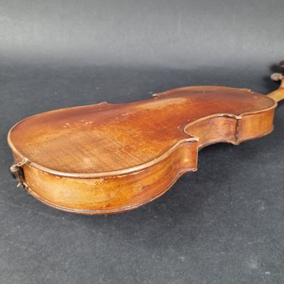 Lot comprenant : 1 violon portant une étiquette...