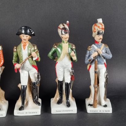 Suite de 6 statuettes en porcelaine polychrome...
