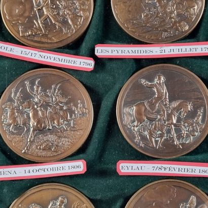 Suite de 12 médailles circulaires en bronze...