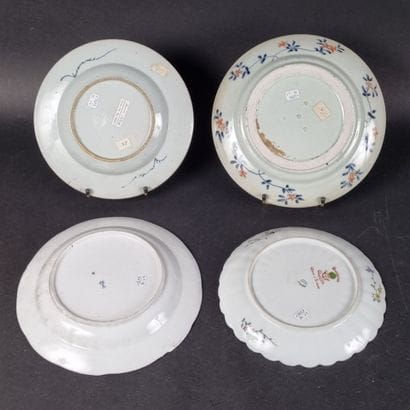 Lot comprenant : 1 assiette en porcelaine...