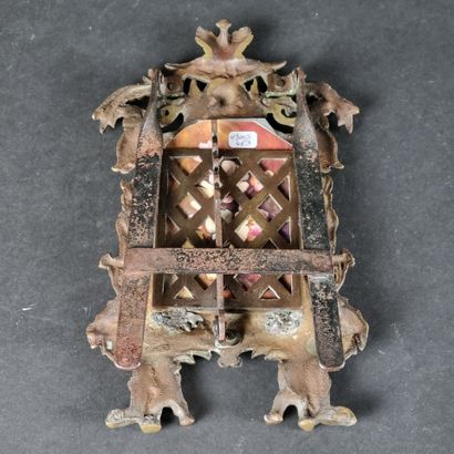 Miroir en bronze doré patiné à décor d'oiseaux,...
