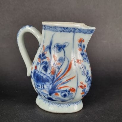 Lot en porcelaine comprenant : 1 petite verseuse...