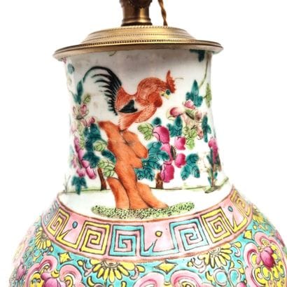 Grand vase en porcelaine polychrome à décor...