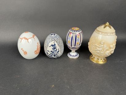 Lot de 4 grands œufs en porcelaine polychrome,...