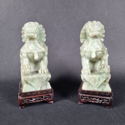 Paire de lions bouddhiques en pierre dure...