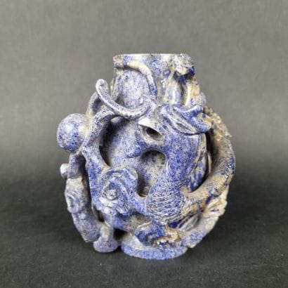 CHINE. Vase ou brûle parfum en sodalite sculpté...