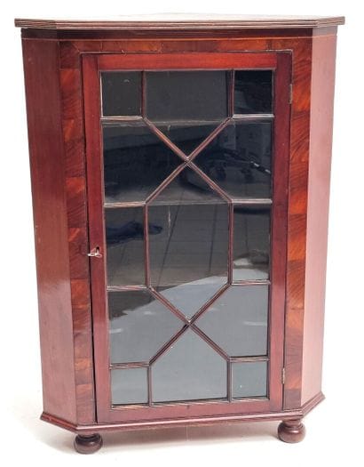 Vitrine d'encoignure en placage d'acajou,...