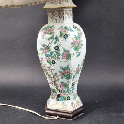 Pied de lampe en porcelaine formé d'une potiche...