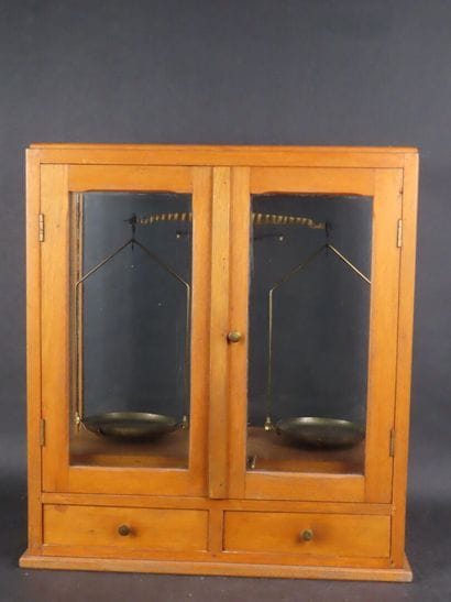 Balance de précision de type trébuchet pourvue...