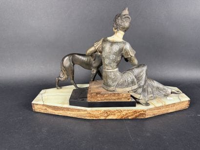 Sujet Art Déco en régule patiné et onyx représentant...