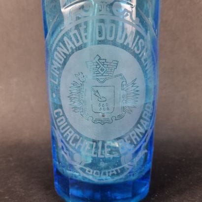Bouteille siphon en verre bleu marquée 