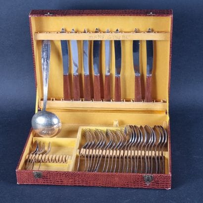 Partie de ménagère en métal argenté comprenant...