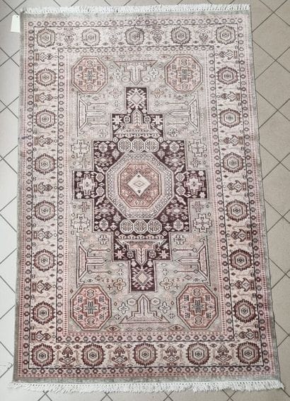 Tapis en laine et soie polychrome à décor...