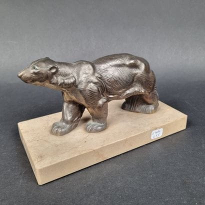 Sujet en régule patiné représentant un ours,...