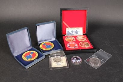 Lot de 9 médailles dont 4 en coffret sur...