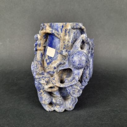 CHINE. Vase ou brûle parfum en sodalite sculpté...