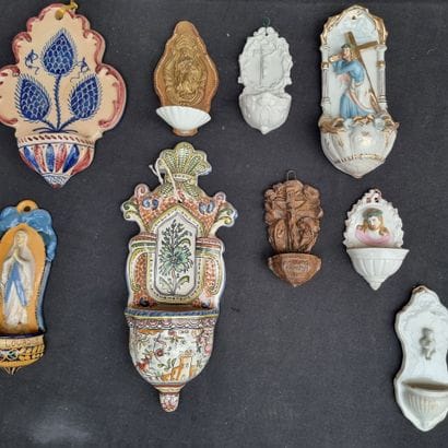 Ensemble de 30 bénitiers, diverses formes,...