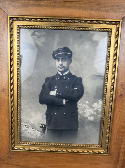 Lot de 2 photographies de soldats en tenue...