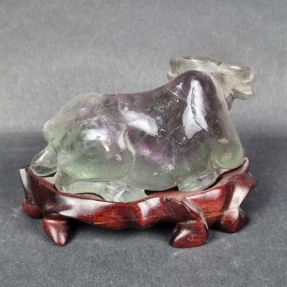 Buffle couché, sculpture en tourmaline, socle...