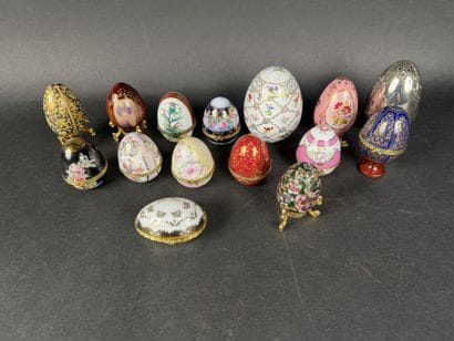 Lot de 15 œufs décoratifs, diverses matières...