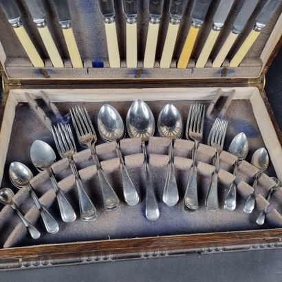 Partie de ménagère en métal argenté comprenant...