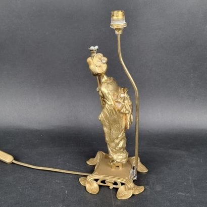 Pied de lampe en bronze doré à décor d'une...