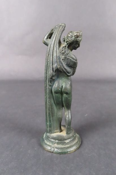 Statuette en bronze patiné représentant une...